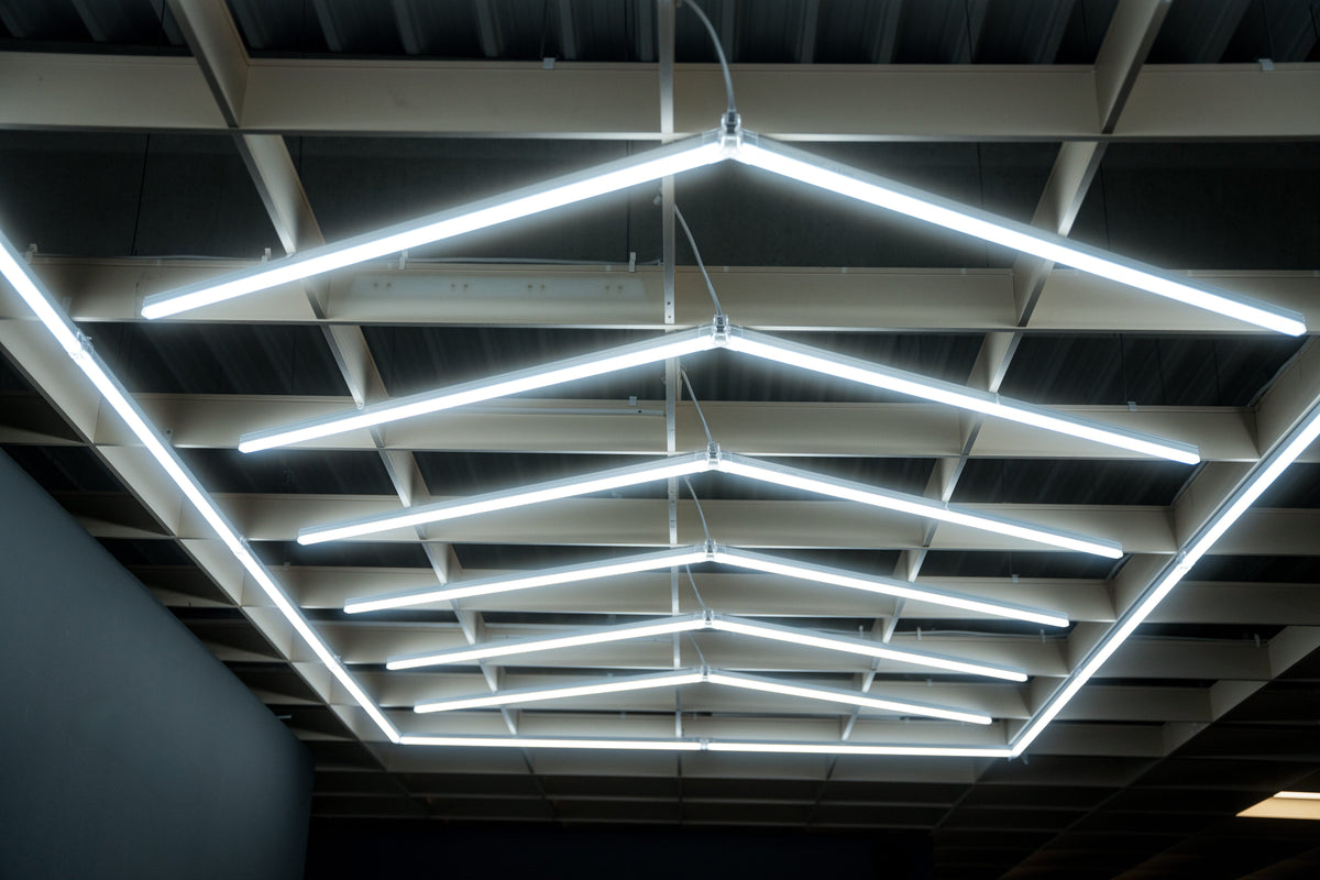 LED Deckenbeleuchtung Pfeiloptik mit LED Rahmen