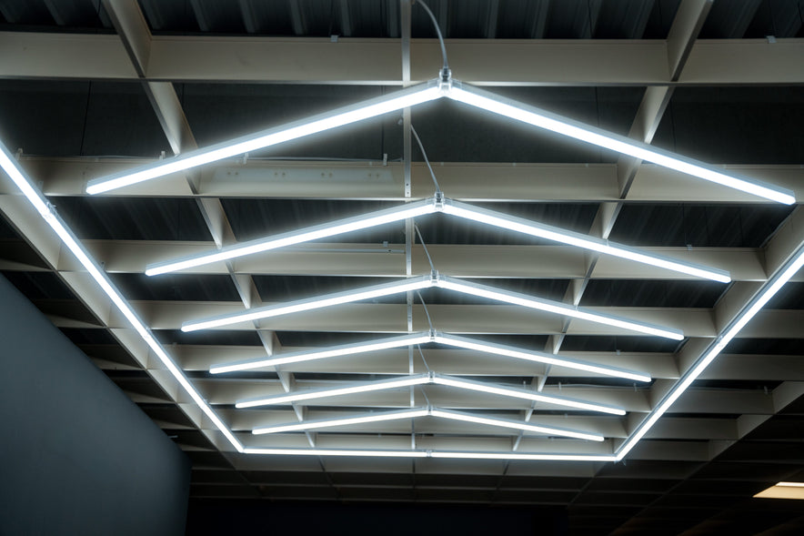 LED Deckenbeleuchtung Pfeiloptik mit LED Rahmen